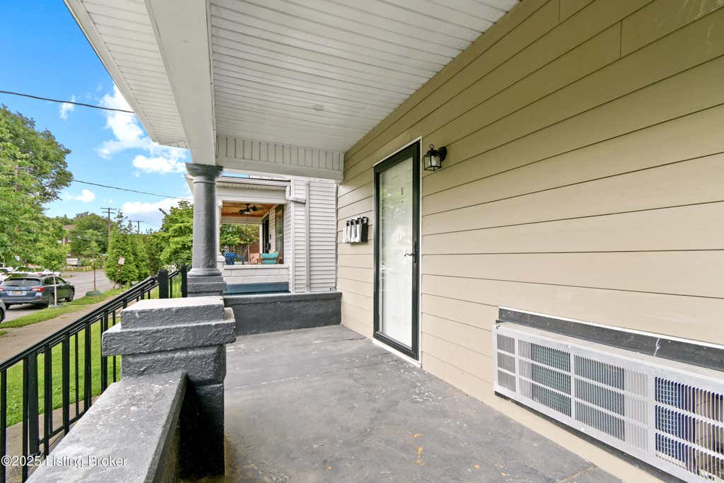 Photo of 628 E Oak St, Louisville, KY 40203 (MLS # 1717028)