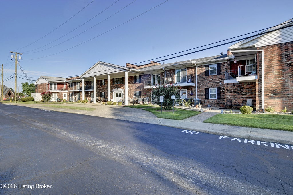 Photo of 8101 Wendamoor Dr #UNIT 28, Louisville, KY 40228 (MLS # 1730959)