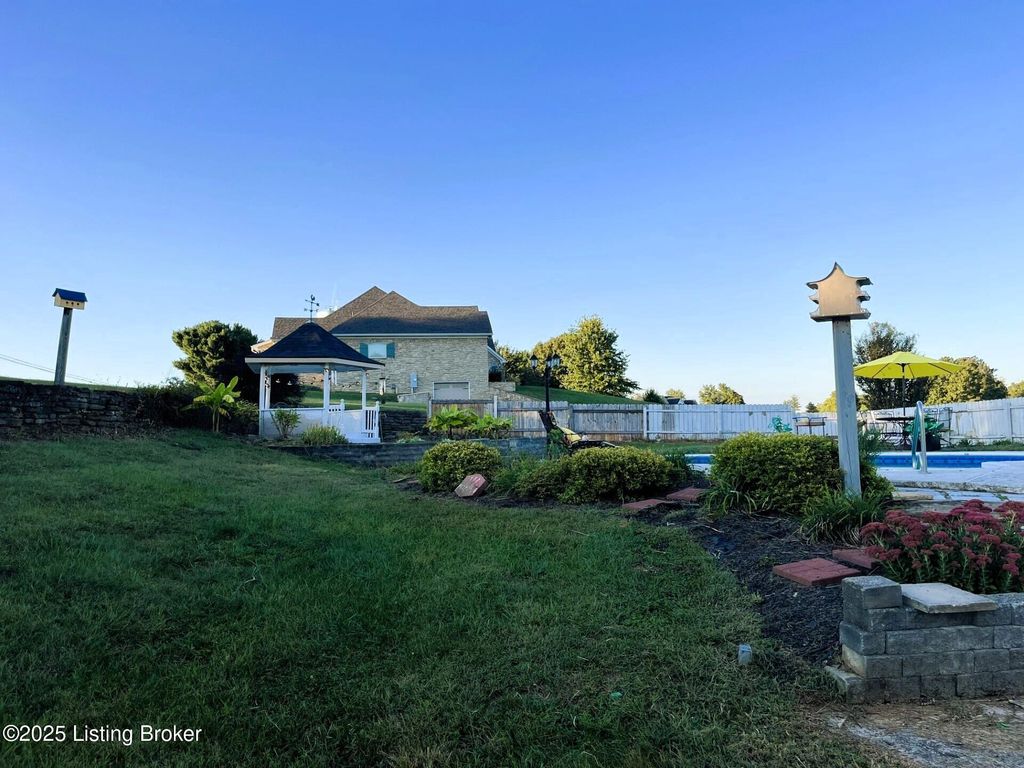 Photo of 602 Briarcliff Rd, Bardstown, KY 40004 (MLS # 1700088)