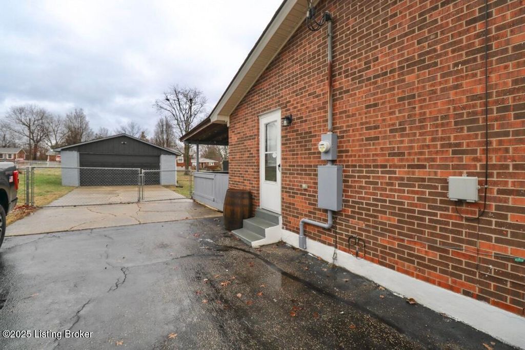 Photo of 124 Texas Ave, Mt Washington, KY 40047 (MLS # 1705600)