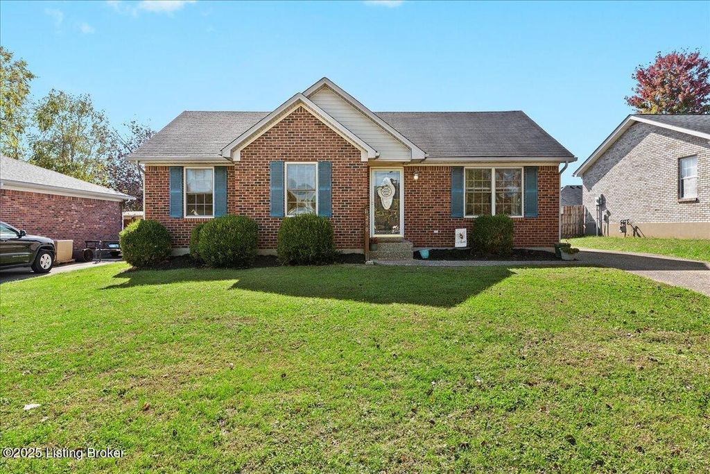 Photo of 290 E Aulbern Dr, Mt Washington, KY 40047 (MLS # 1701839)