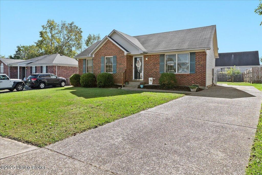 Photo of 290 E Aulbern Dr, Mt Washington, KY 40047 (MLS # 1701839)
