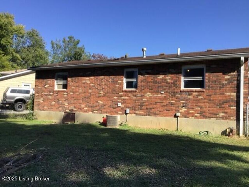 Photo of 5606 Leemont Ct, Louisville, KY 40272 (MLS # 1706305)