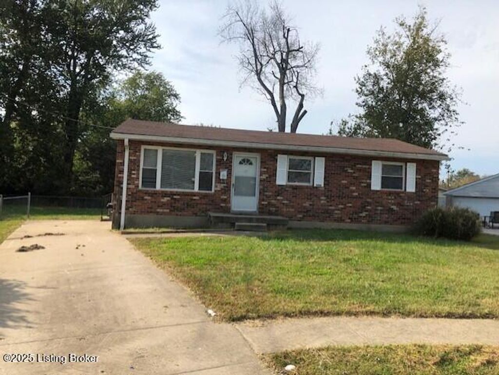 Photo of 5606 Leemont Ct, Louisville, KY 40272 (MLS # 1706305)