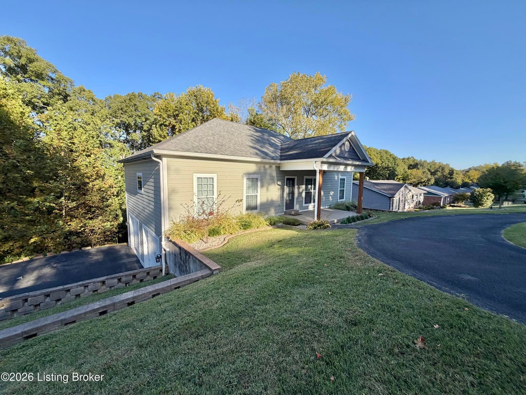 Photo of 2718 Windsor Forest Dr, Louisville, KY 40272 (MLS # 1731463)