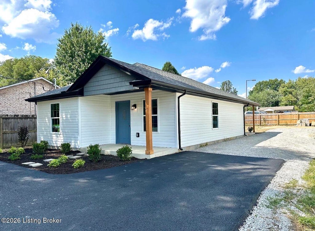 Photo of 2205 Parkwood Rd, Louisville, KY 40214 (MLS # 1728078)