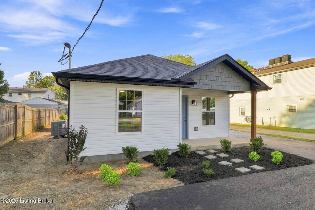 Photo of 2205 Parkwood Rd, Louisville, KY 40214 (MLS # 1728078)