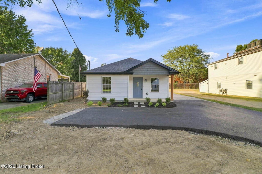 Photo of 2205 Parkwood Rd, Louisville, KY 40214 (MLS # 1728078)