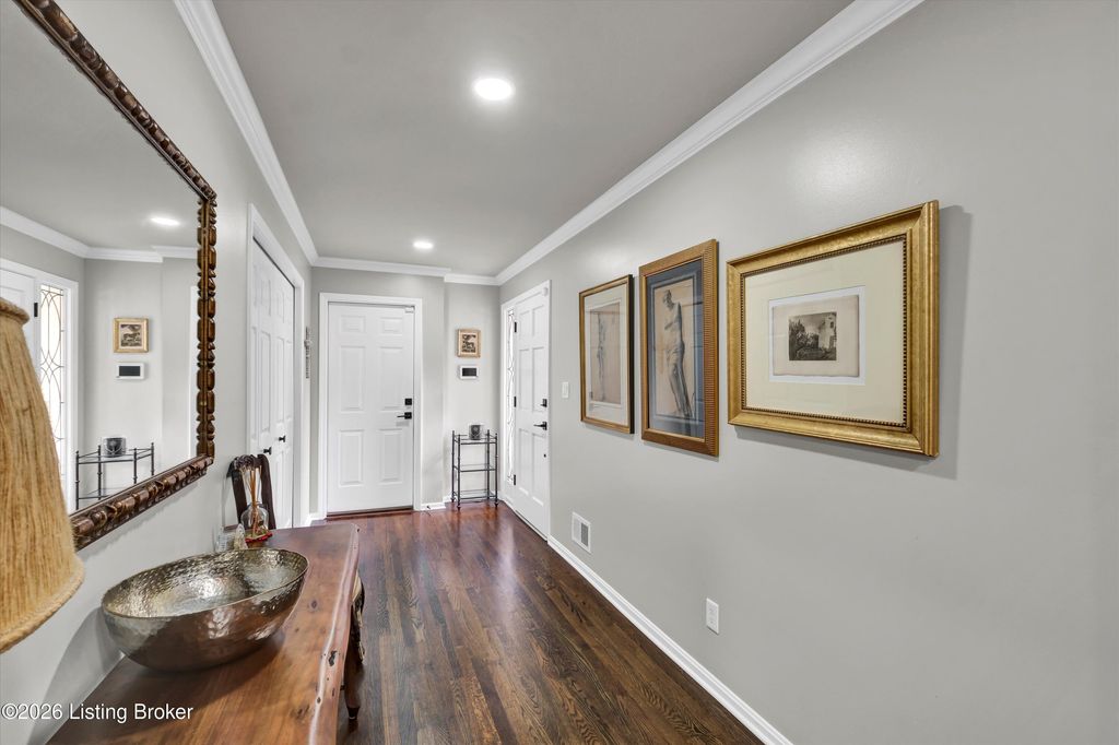 Photo of 1104 Chamberlain Hill Rd, Louisville, KY 40207 (MLS # 1712902)