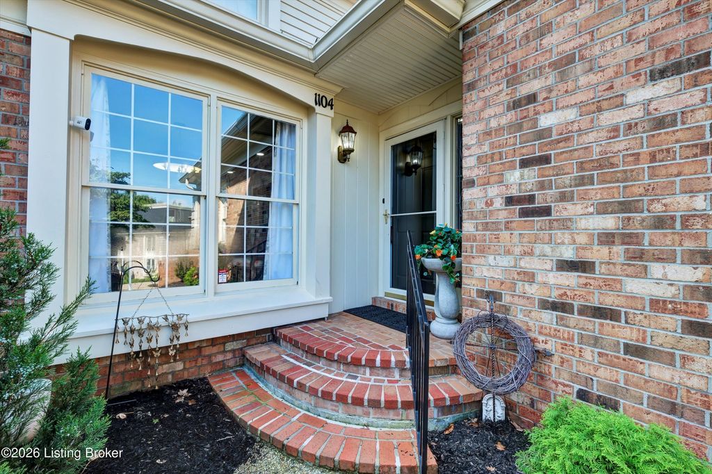 Photo of 1104 Chamberlain Hill Rd, Louisville, KY 40207 (MLS # 1712902)