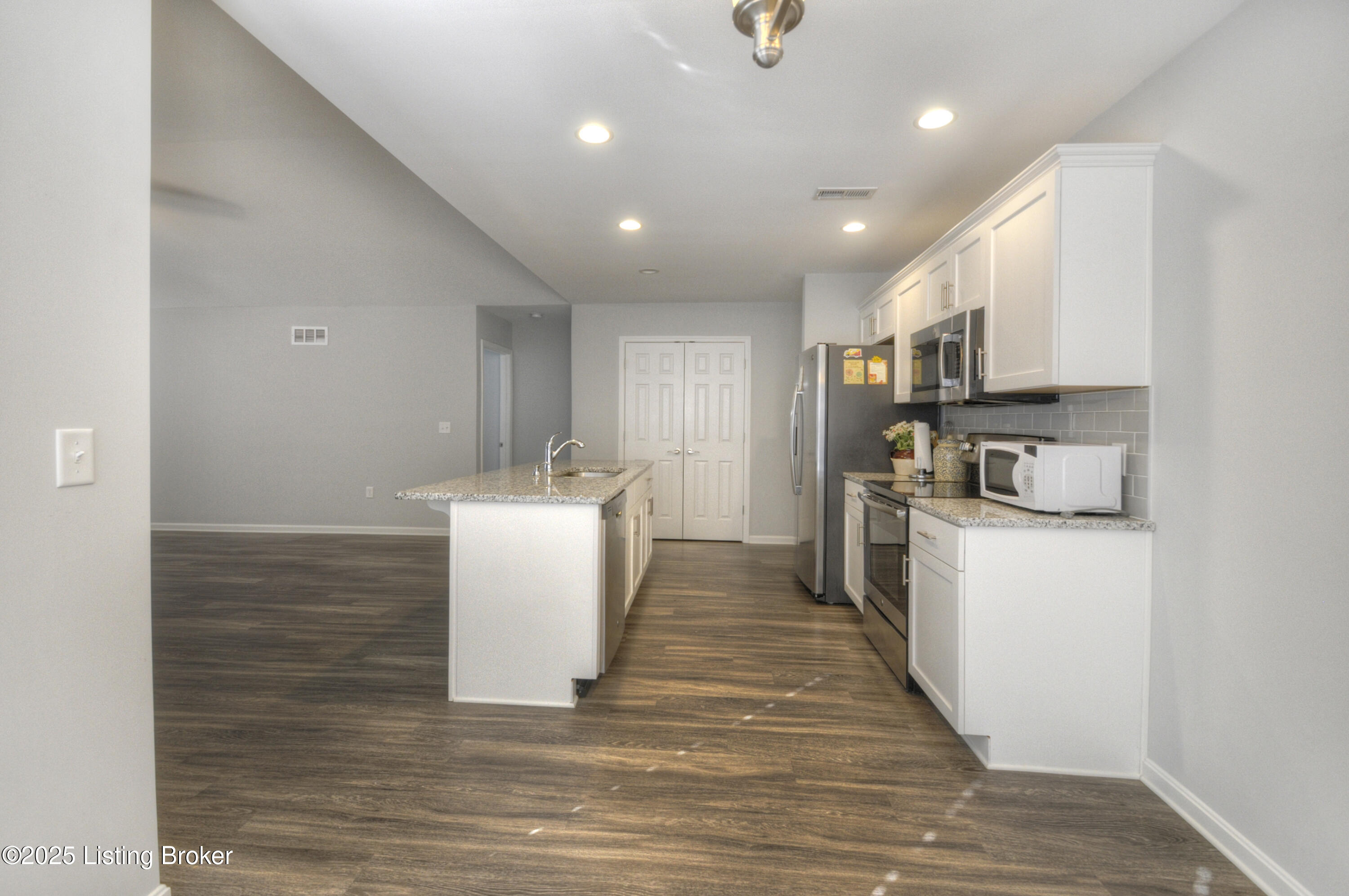 10206 Valkyrie Ct, Louisville, Kentucky image 4