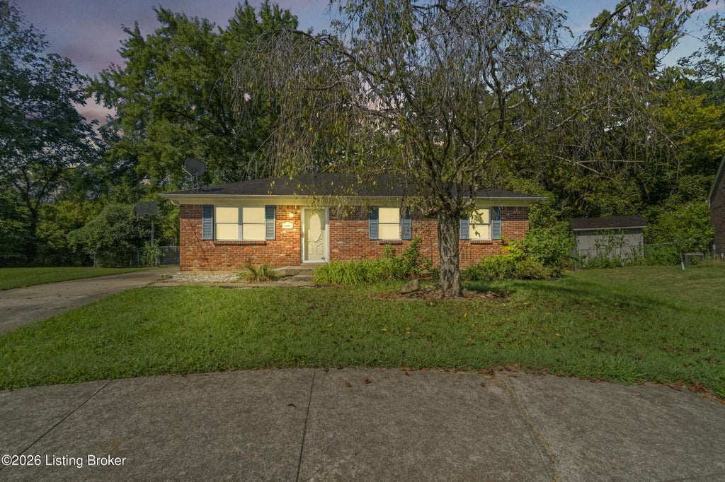 Photo of 6905 Boxwood Ct, Pewee Valley, KY 40056 (MLS # 1727852)
