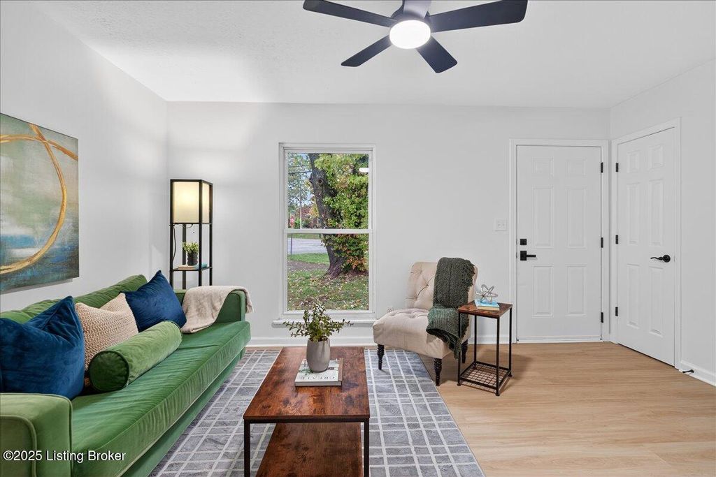 Photo of 5704 Toebbe Ln, Louisville, KY 40229 (MLS # 1705025)