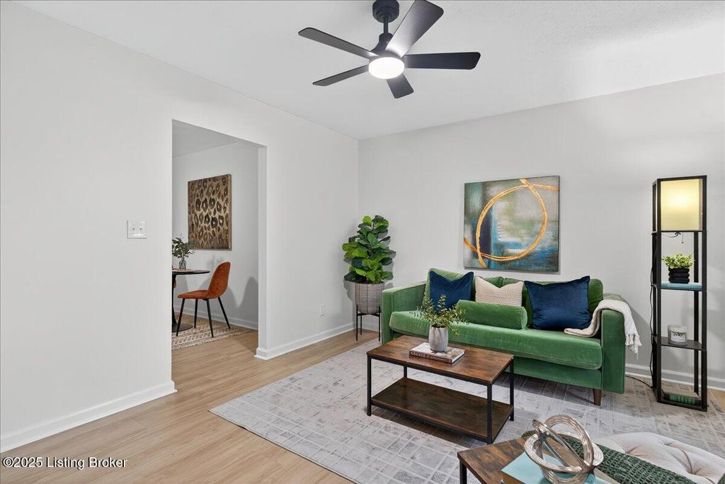 Photo of 5704 Toebbe Ln, Louisville, KY 40229 (MLS # 1705025)