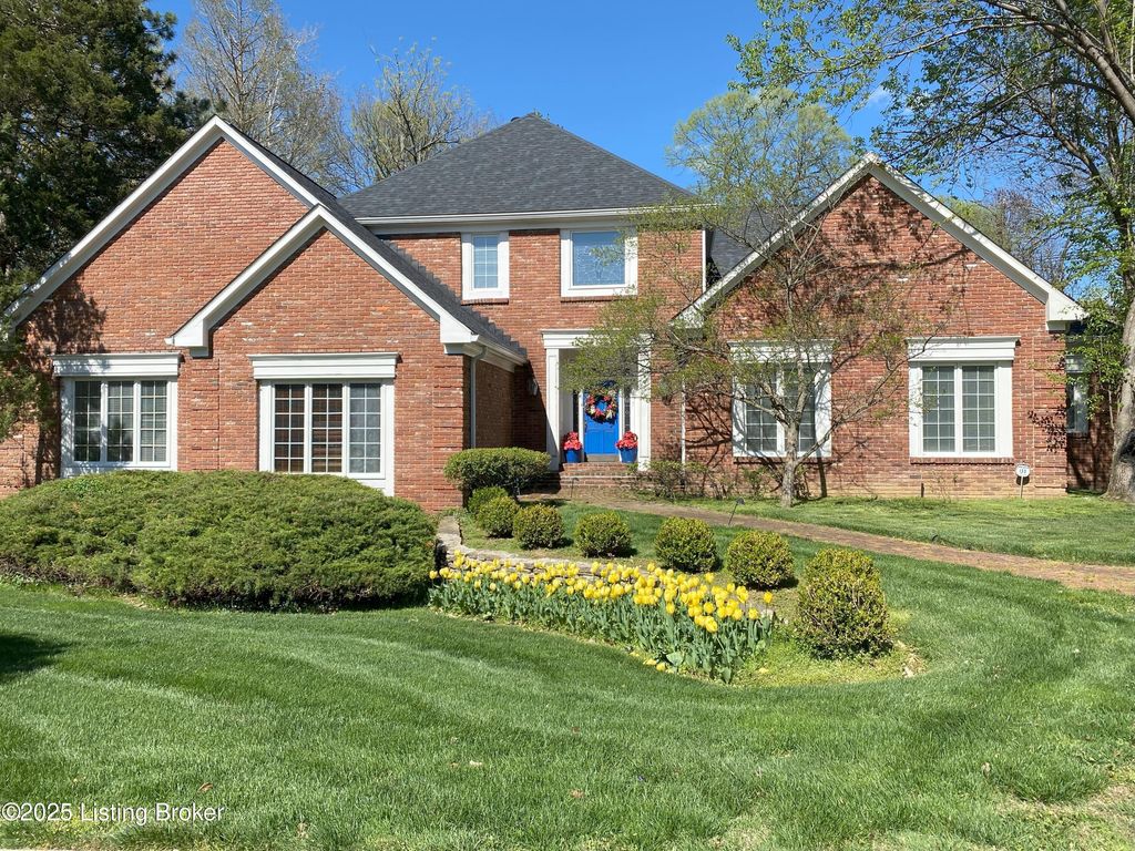 Photo of 8710 Oldbury Pl, Louisville, KY 40222 (MLS # 1714969)