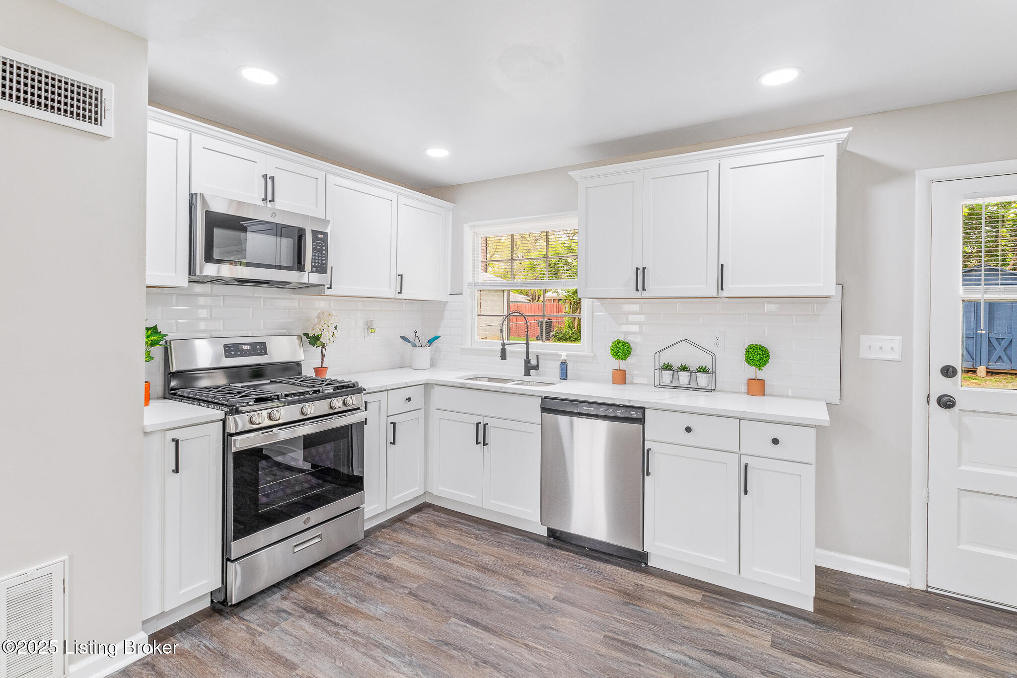 2231 Liverpool Ln, Louisville, Kentucky image 3