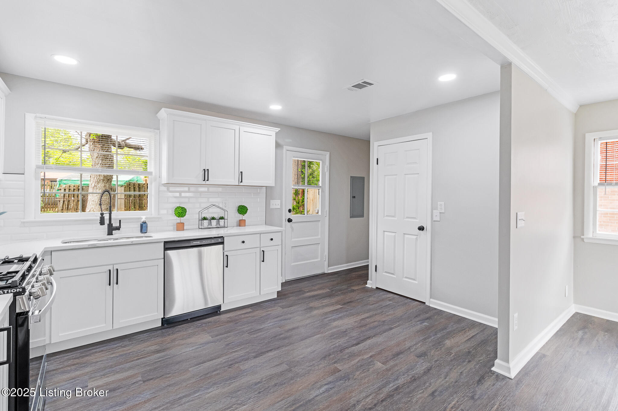 2231 Liverpool Ln, Louisville, Kentucky image 4