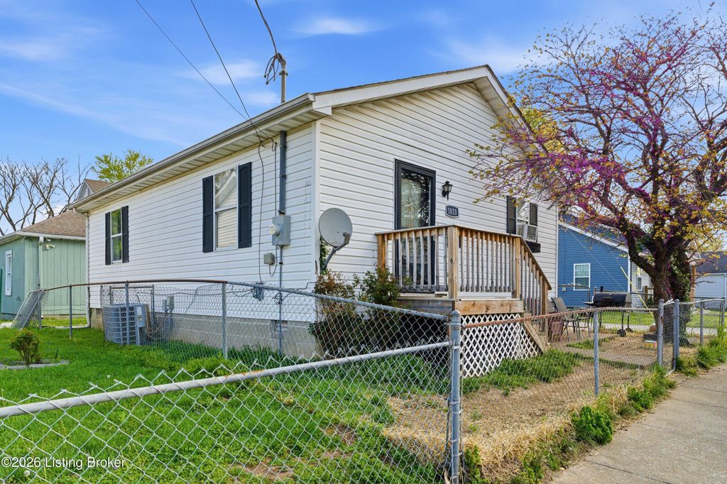 Photo of 1033 High St, Shelbyville, KY 40065 (MLS # 1713774)