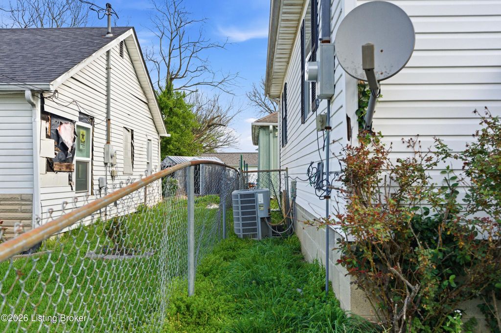 Photo of 1033 High St, Shelbyville, KY 40065 (MLS # 1713774)