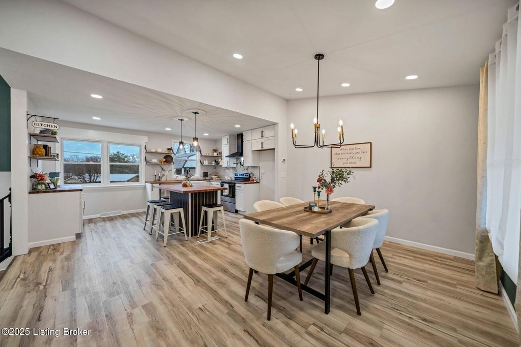 Photo of 1601 Birch Ct, Radcliff, KY 40160 (MLS # 1707180)