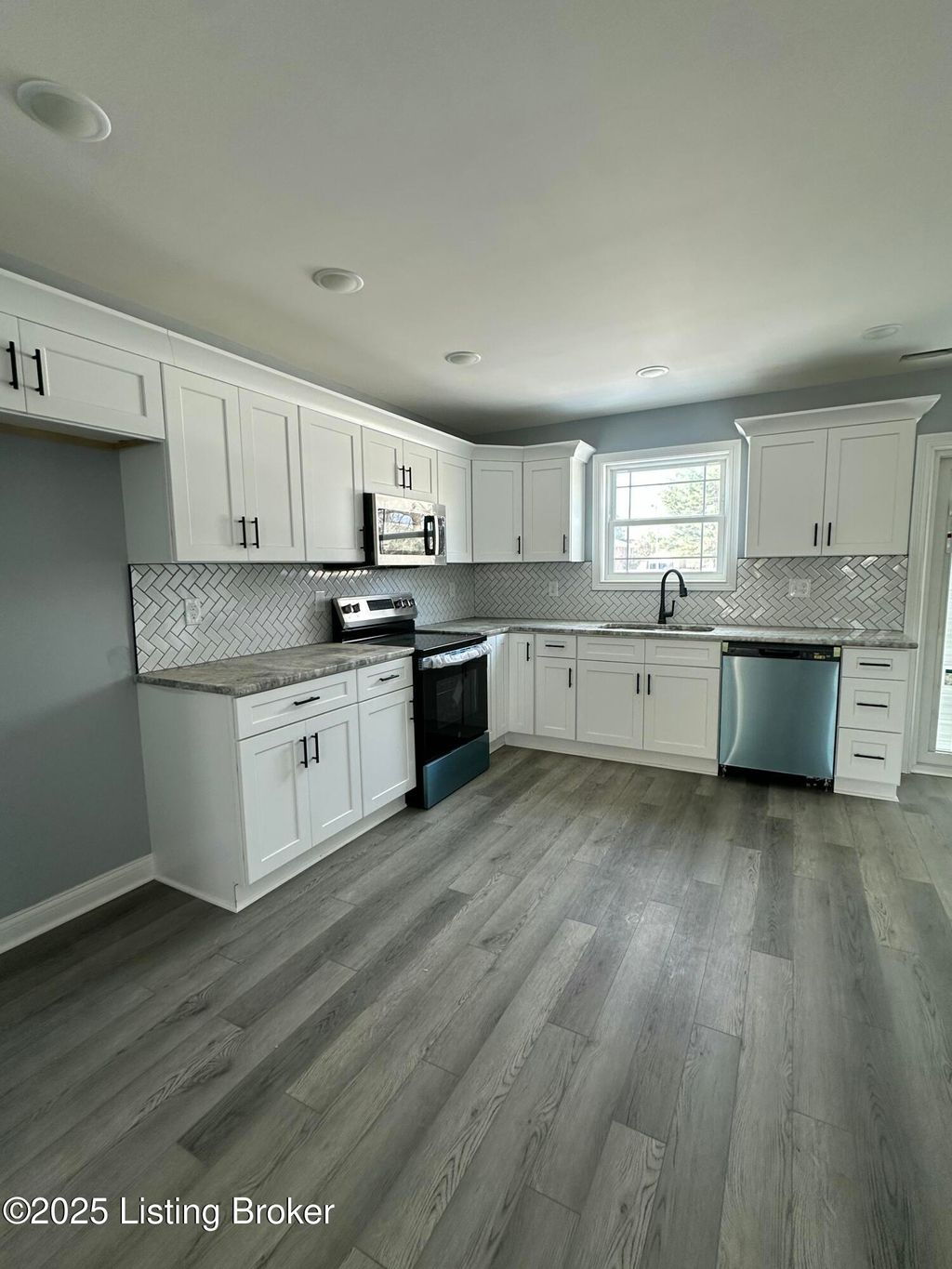 Photo of 4704 Quinn Dr, Louisville, KY 40216 (MLS # 1705338)