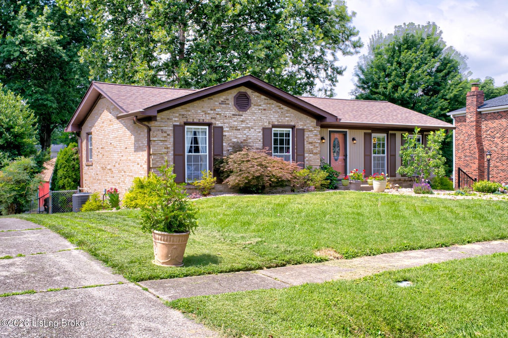 Photo of 2926 Chimney Rock Ln, Louisville, KY 40220 (MLS # 1723228)