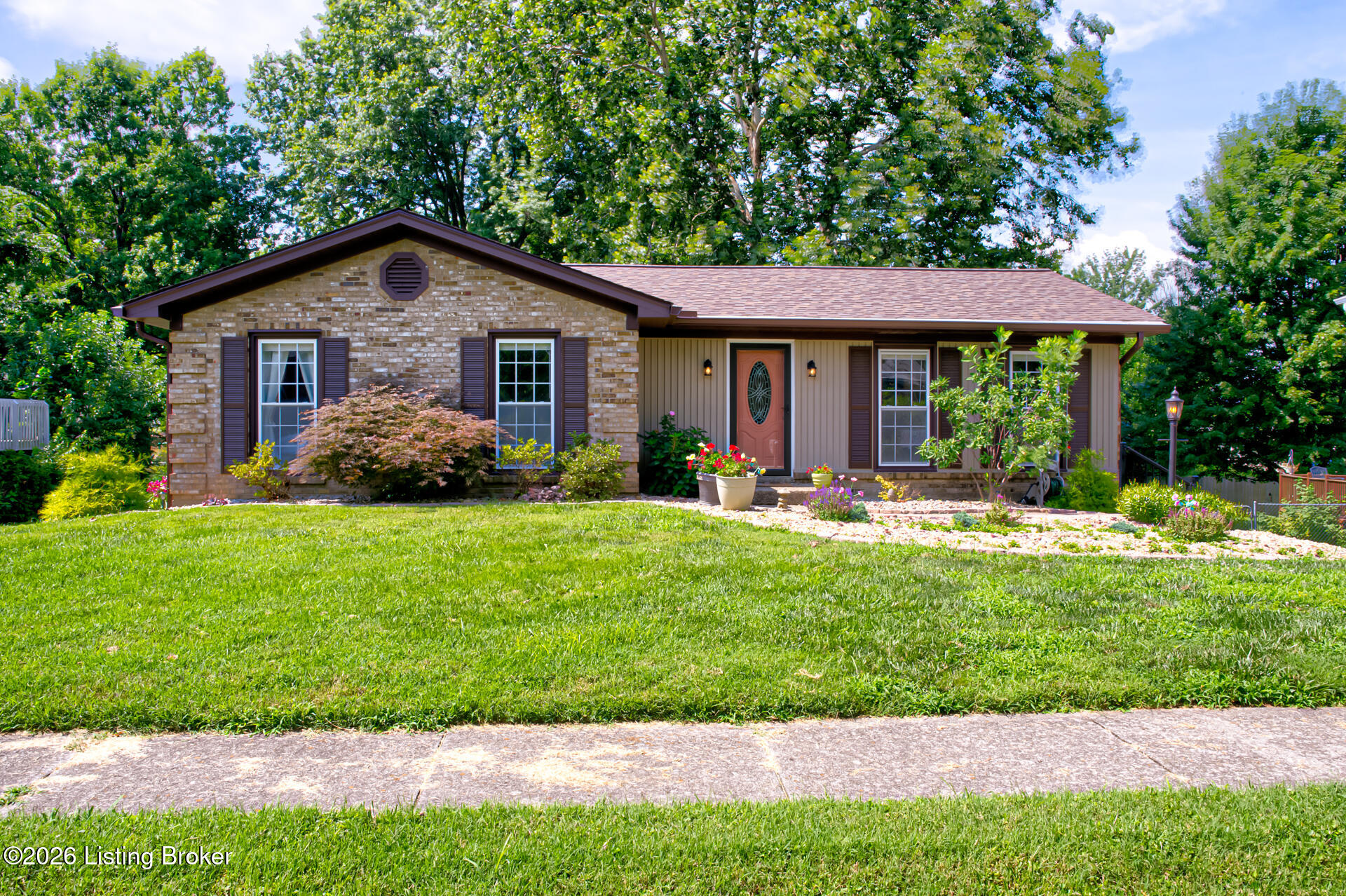 Photo 1 of 30 — 2926 Chimney Rock Ln, Louisville, KY 40220