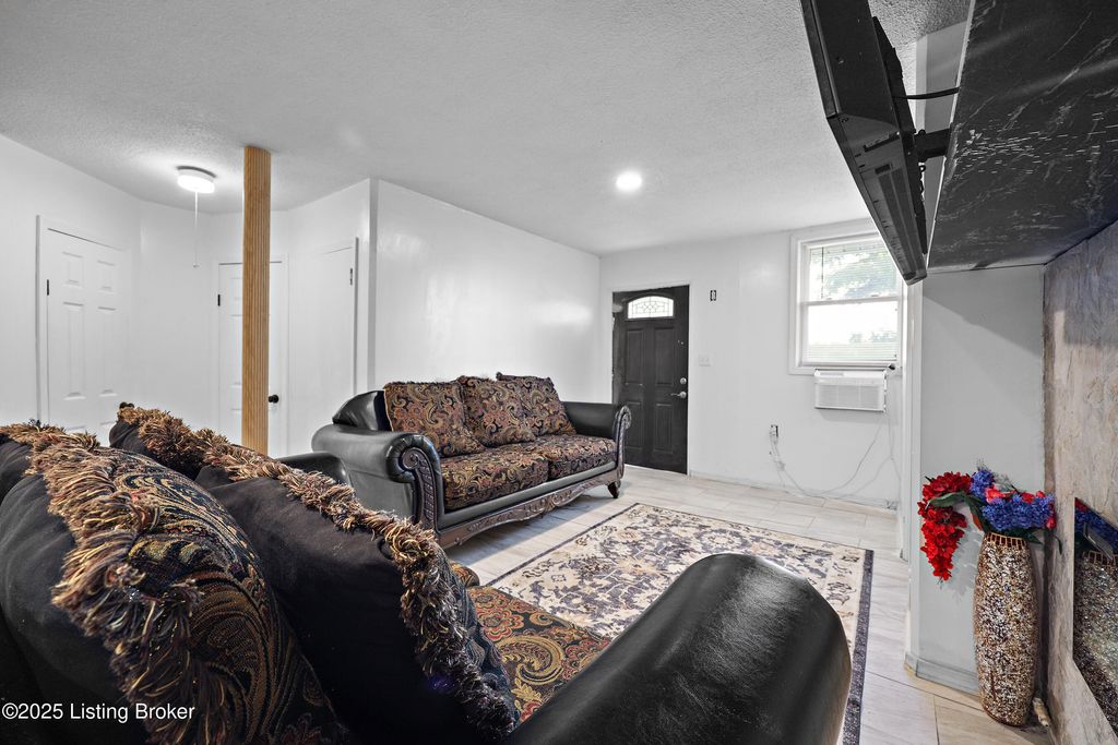 Photo of 15520 Dixie Hwy, Louisville, KY 40272 (MLS # 1707761)