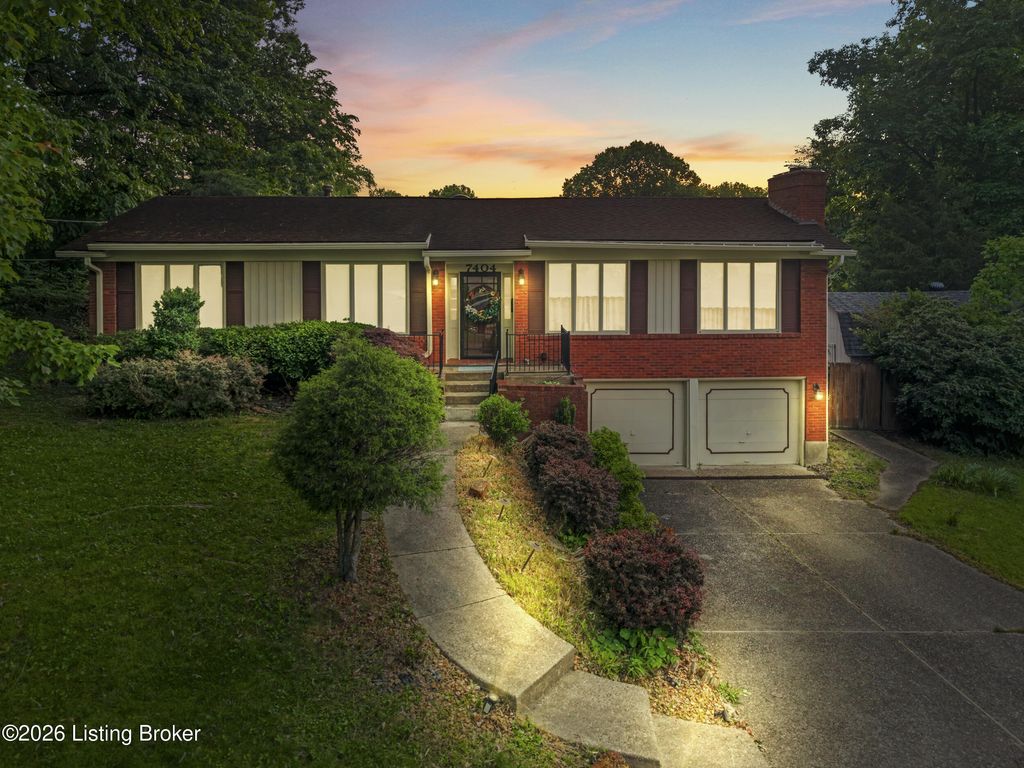 Photo of 7404 Chant Ct, Louisville, KY 40214 (MLS # 1716711)