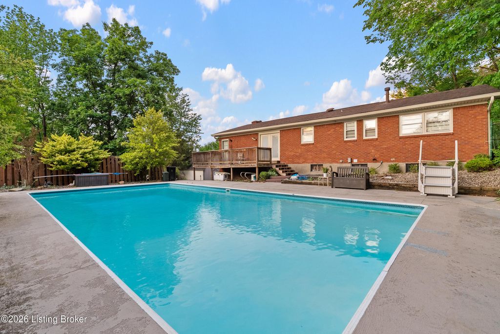 Photo of 7404 Chant Ct, Louisville, KY 40214 (MLS # 1716711)