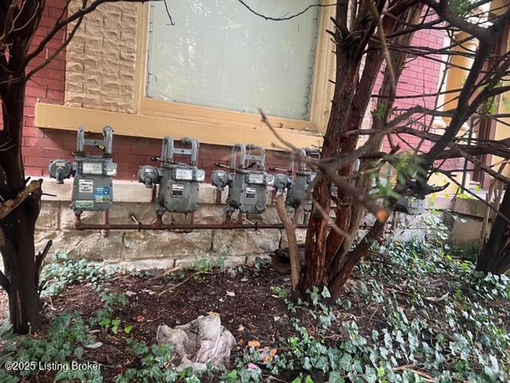 Photo of 1228 S Brook St, Louisville, KY 40203 (MLS # 1701997)