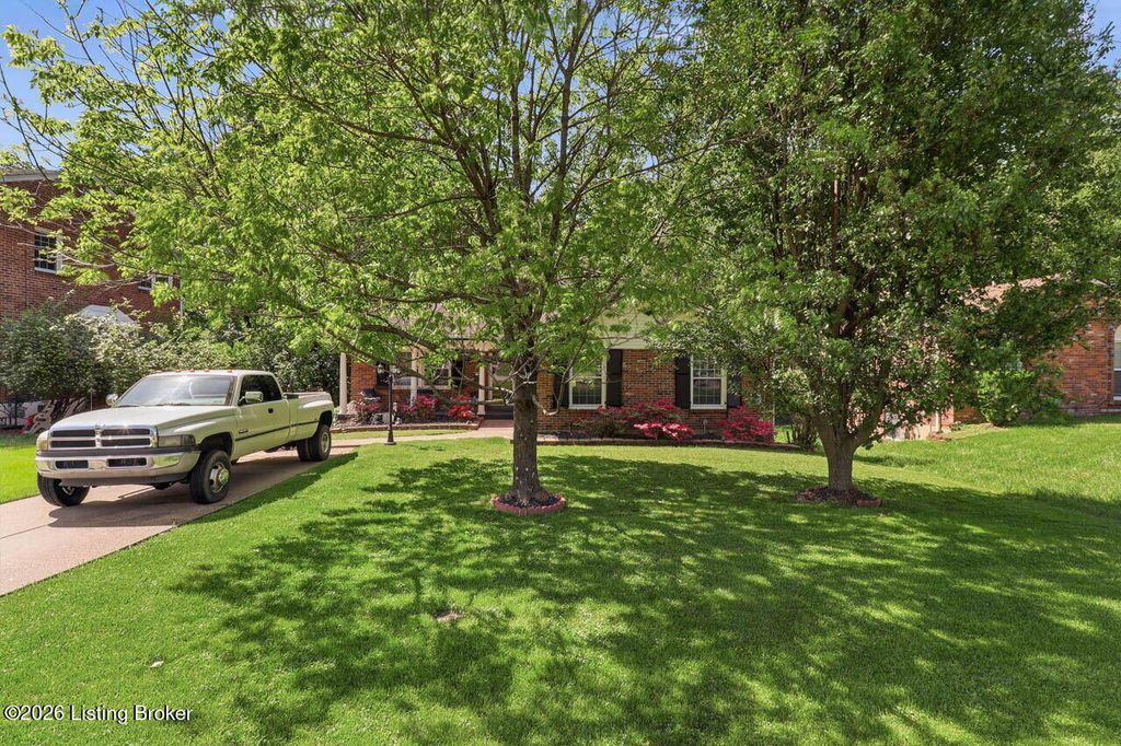 Photo of 6922 Norlynn Dr, Louisville, KY 40228 (MLS # 1715947)