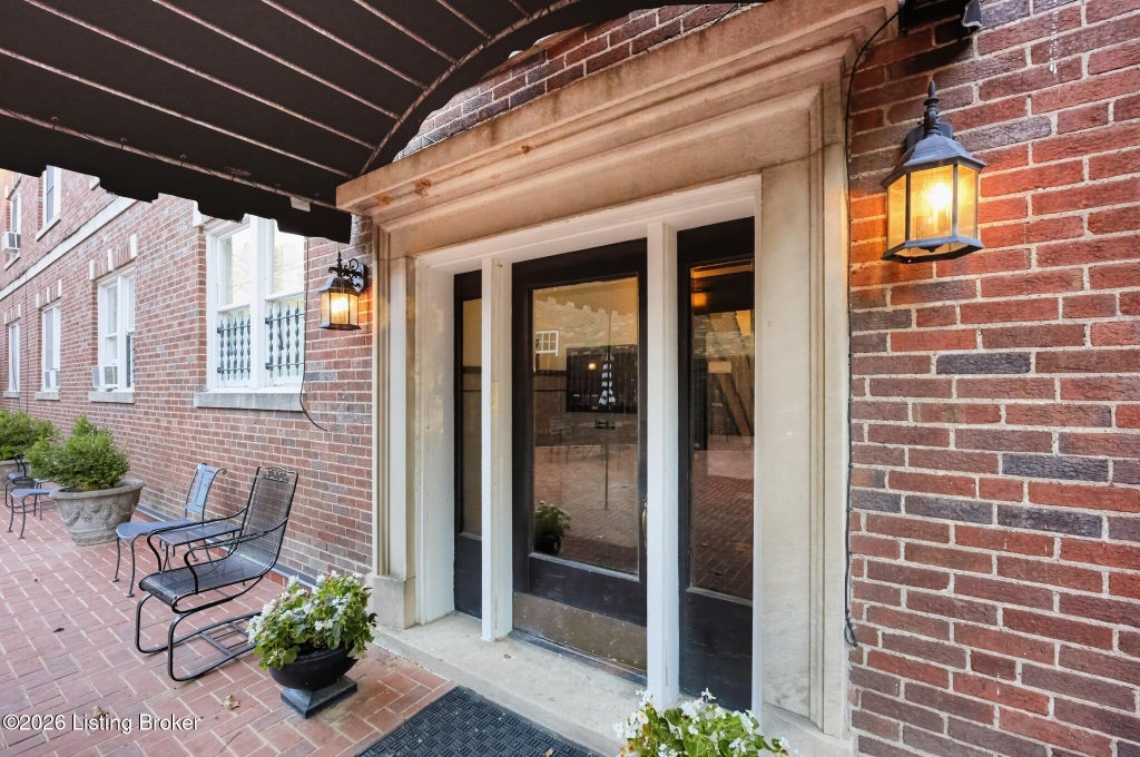 Photo of 2023 Eastern Pkwy #APT 5, Louisville, KY 40204 (MLS # 1733195)