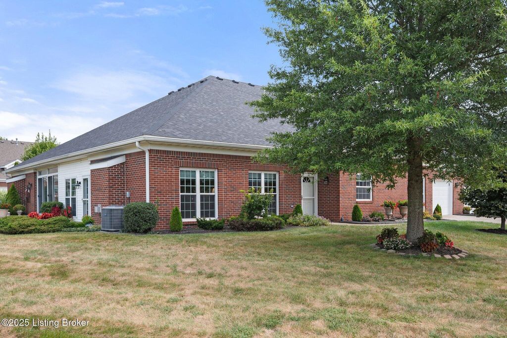 Photo of 427 Turnberry Ln, Shelbyville, KY 40065 (MLS # 1703557)