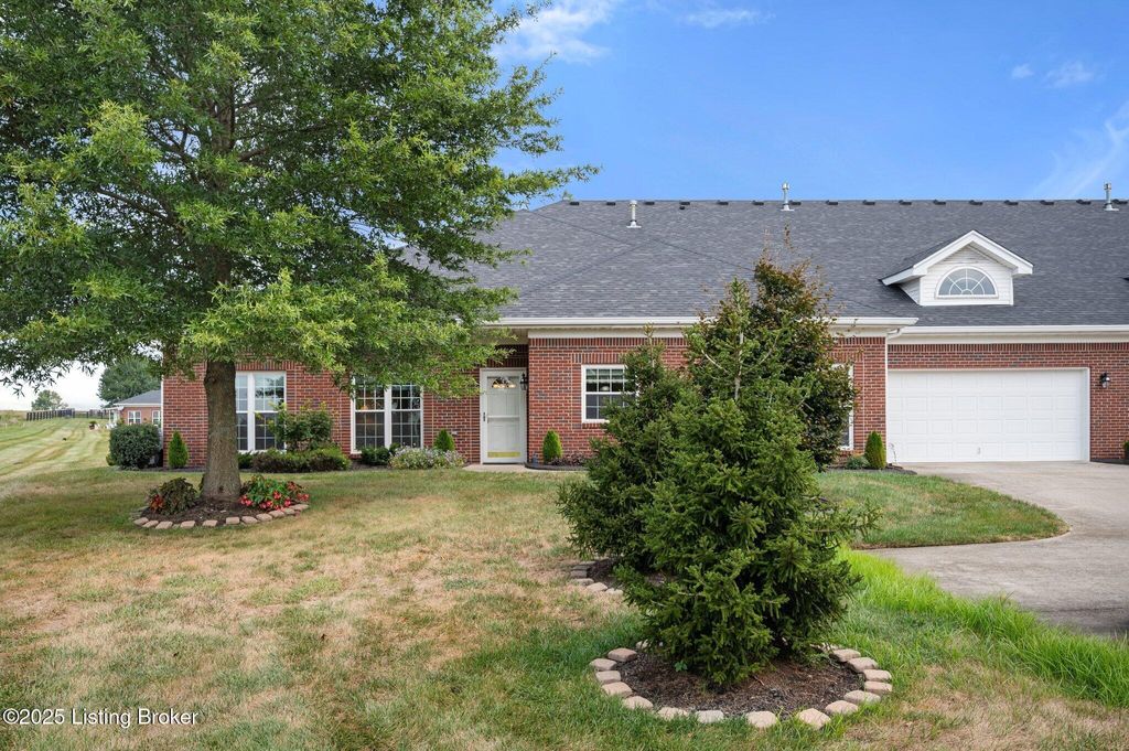 Photo of 427 Turnberry Ln, Shelbyville, KY 40065 (MLS # 1703557)