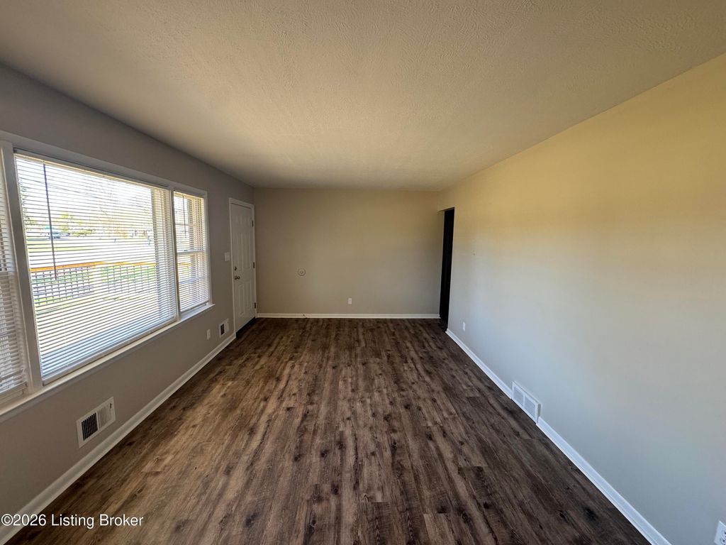 Photo of 6319 Doe Run Rd, Louisville, KY 40216 (MLS # 1718150)