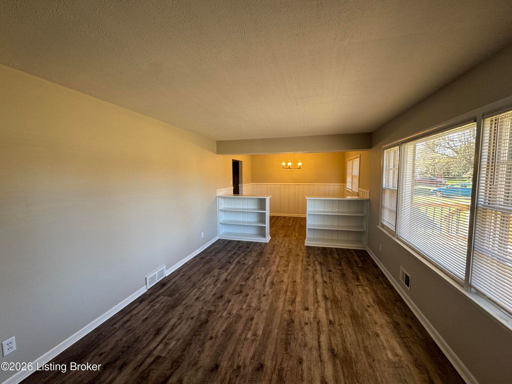 Photo of 6319 Doe Run Rd, Louisville, KY 40216 (MLS # 1718150)