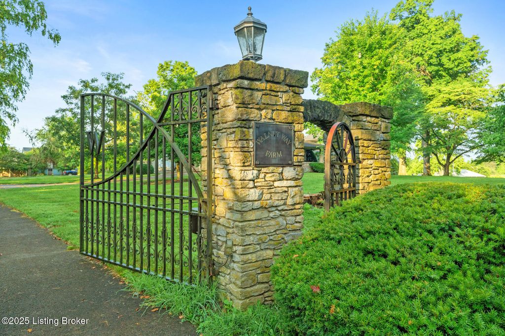 Photo of 2800 Shelbyville Rd, Shelbyville, KY 40065 (MLS # 1682790)