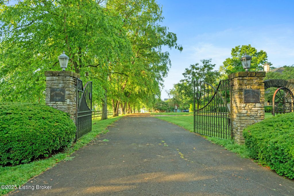 Photo of 2800 Shelbyville Rd, Shelbyville, KY 40065 (MLS # 1682790)