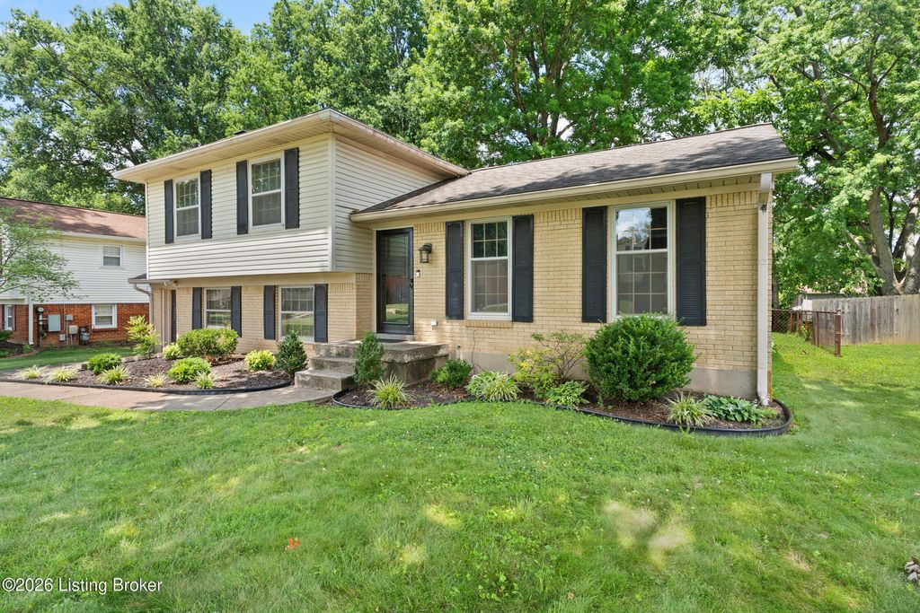 Photo of 6806 Wunderly Ct, Louisville, KY 40291 (MLS # 1723561)