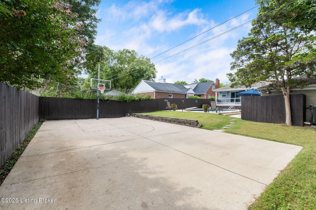 Photo of 3714 Hillsboro Rd, Louisville, KY 40207 (MLS # 1702087)