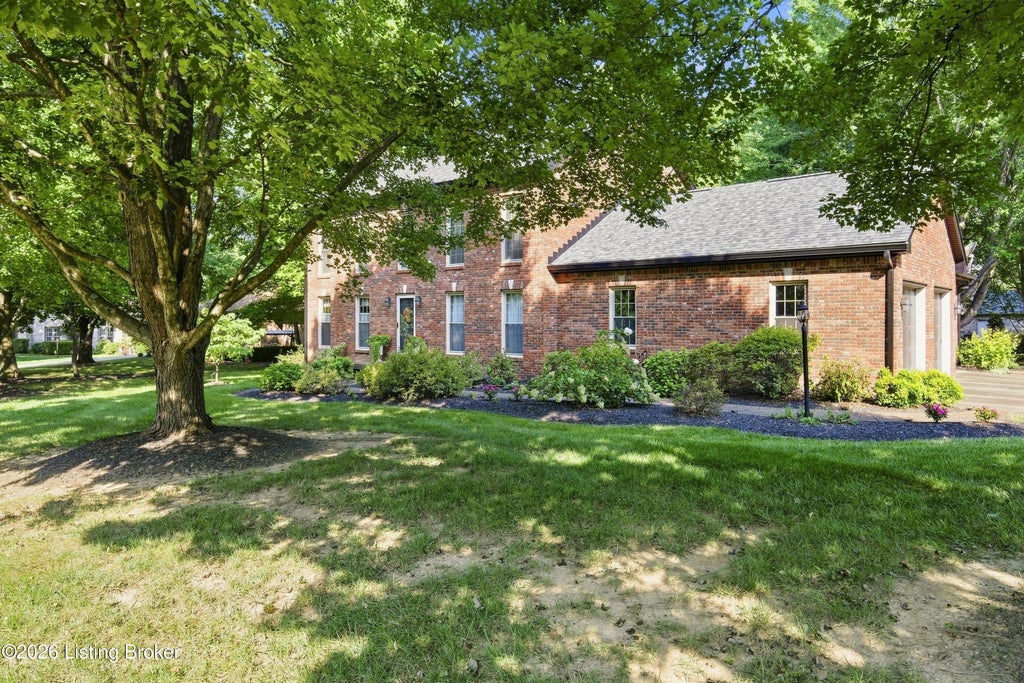 Photo of 1700 Oak Grove Dr, New Albany, IN 47150 (MLS # 1727810)