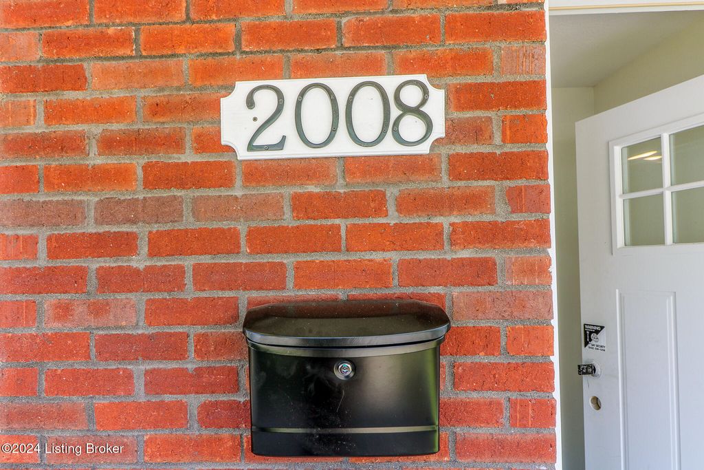 Photo of 2008 W Market St, Louisville, KY 40203 (MLS # 1708848)