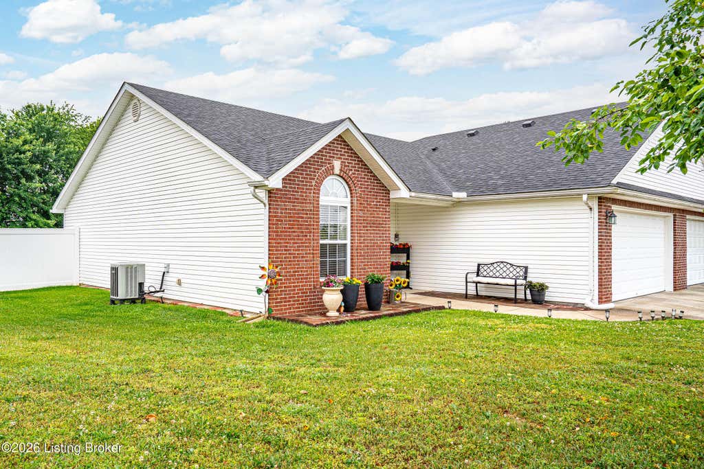Photo of 144 Applewood Ln, Elizabethtown, KY 42701 (MLS # 1720691)