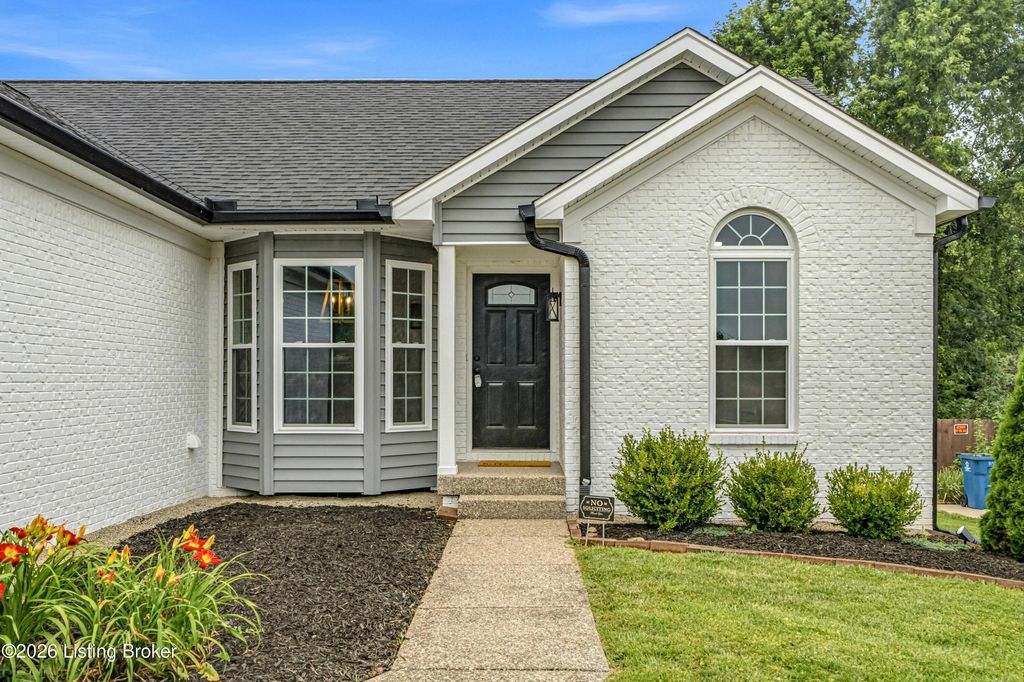 Photo of 1153 Summit Dr, Shelbyville, KY 40065 (MLS # 1721245)