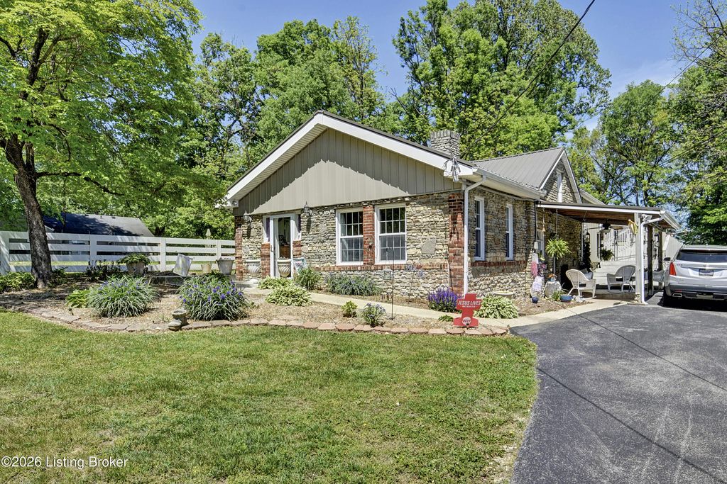Photo of 5217 Maple Spring Dr, Louisville, KY 40229 (MLS # 1715333)