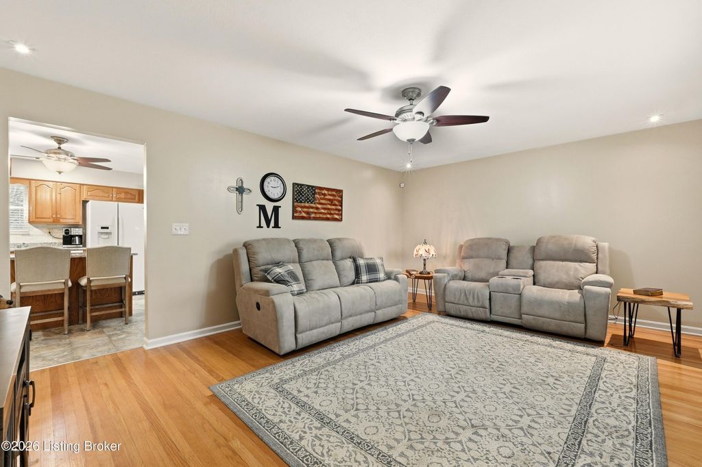 Photo of 6105 Clovelly Ct, Louisville, KY 40258 (MLS # 1709486)