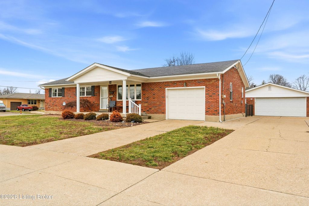 Photo of 6105 Clovelly Ct, Louisville, KY 40258 (MLS # 1709486)
