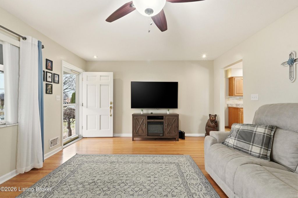 Photo of 6105 Clovelly Ct, Louisville, KY 40258 (MLS # 1709486)