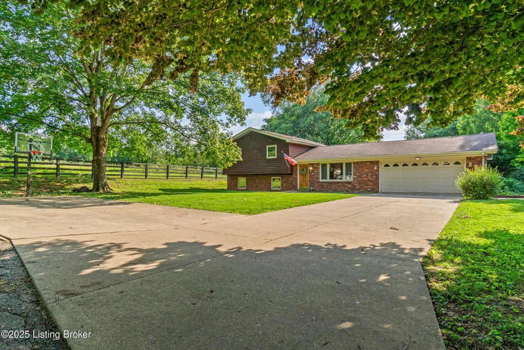 Photo of 132 Green Acres Rd, Taylorsville, KY 40071 (MLS # 1701343)